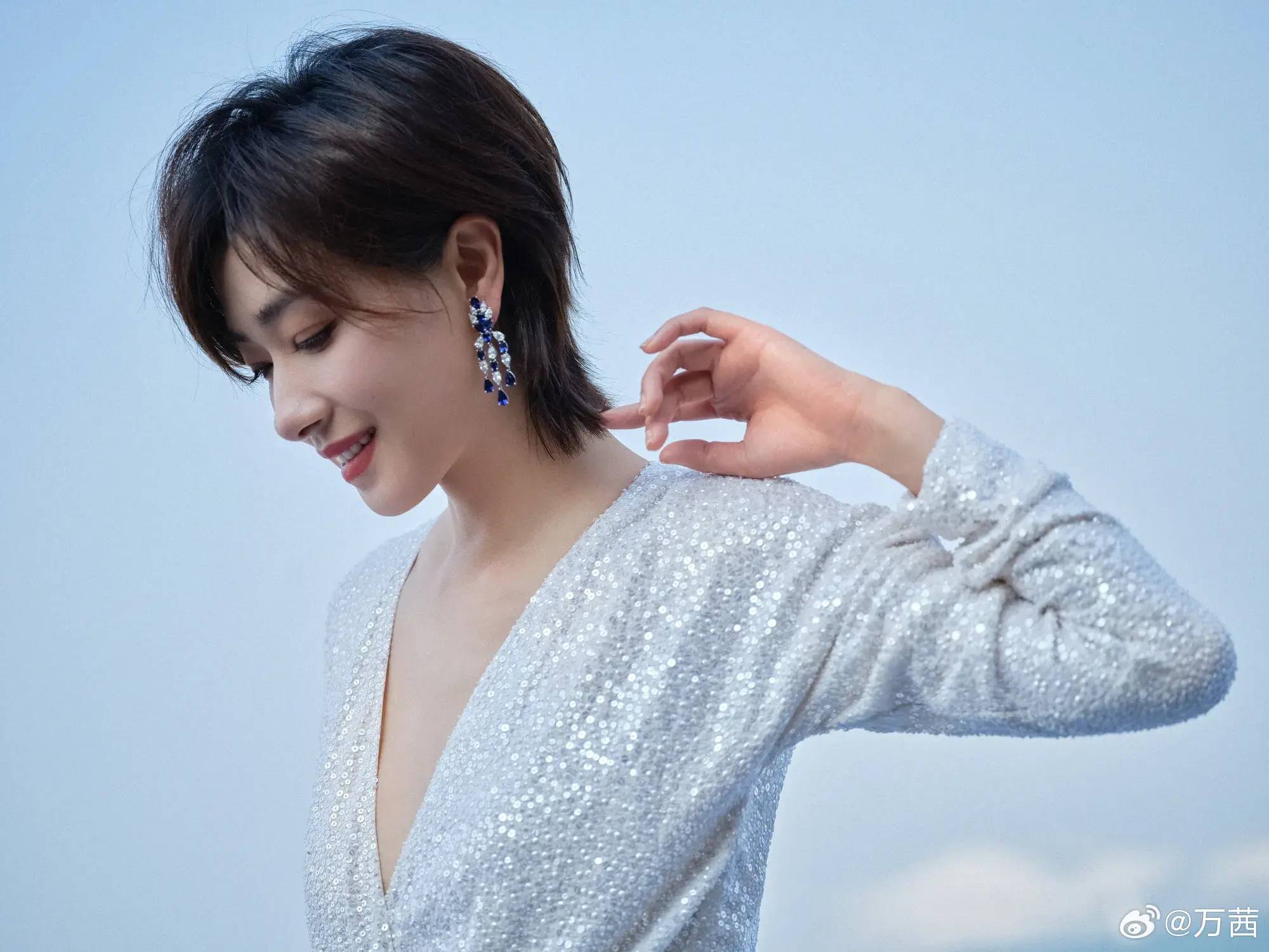 适合美女的不变规律：长发短发都好看！比如留长发的万茜！-1