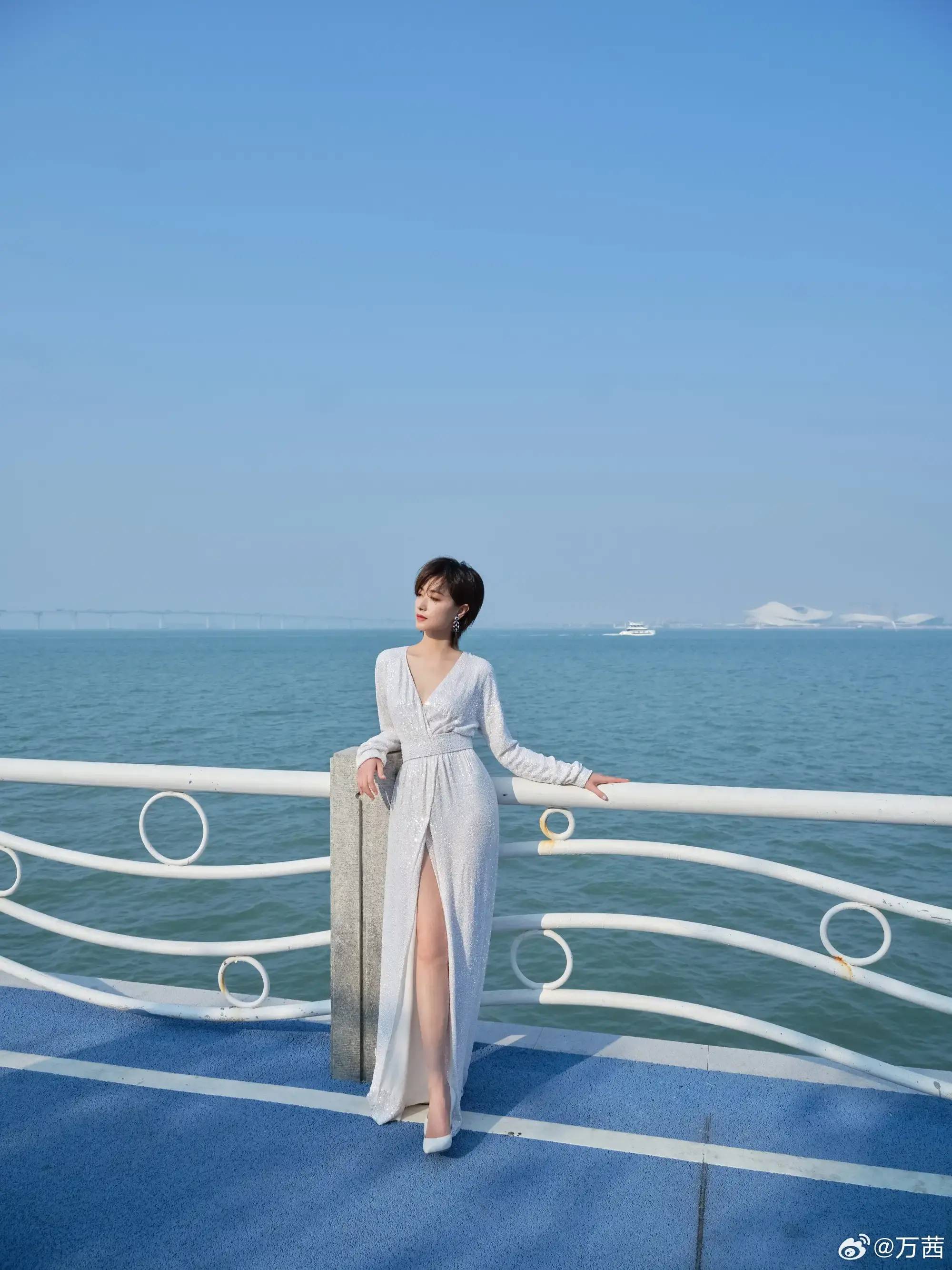 适合美女的不变规律：长发短发都好看！比如留长发的万茜！-1