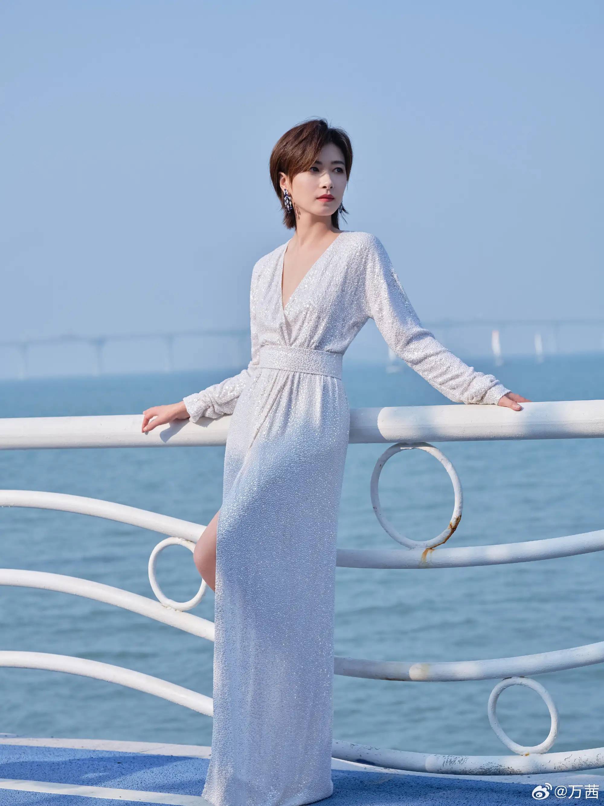 适合美女的不变规律：长发短发都好看！比如留长发的万茜！-1