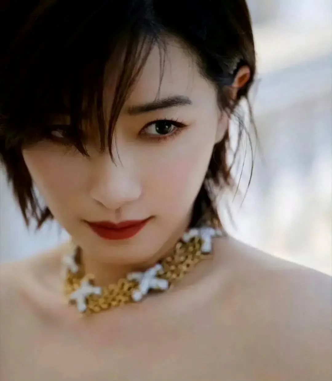 适合美女的不变规律：长发短发都好看！比如留长发的万茜！-1