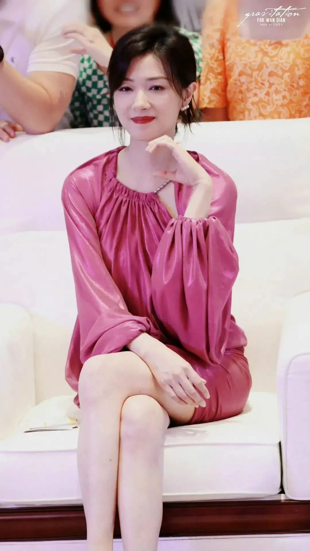 适合美女的不变规律：长发短发都好看！比如留长发的万茜！-1