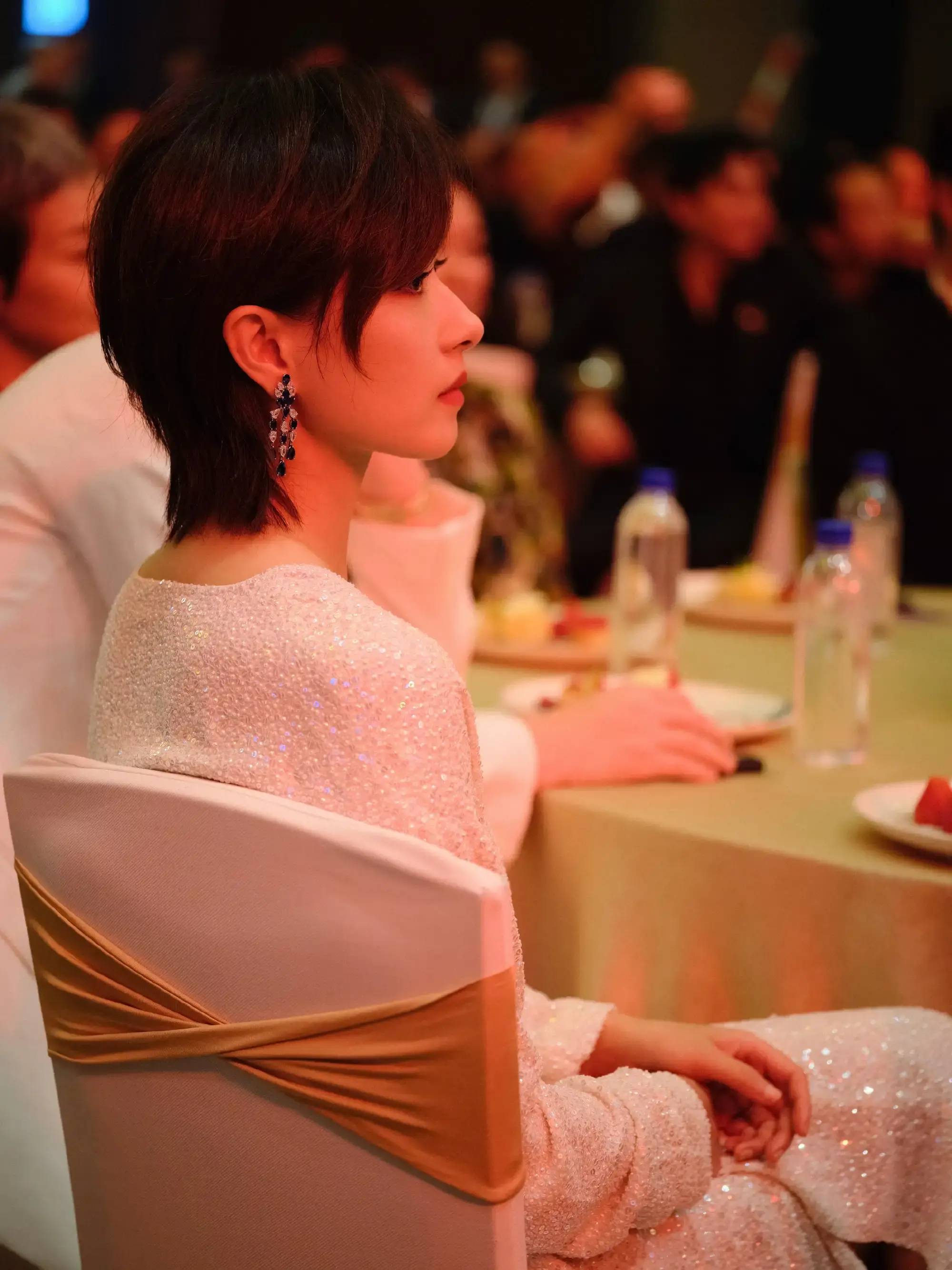适合美女的不变规律：长发短发都好看！比如留长发的万茜！-1
