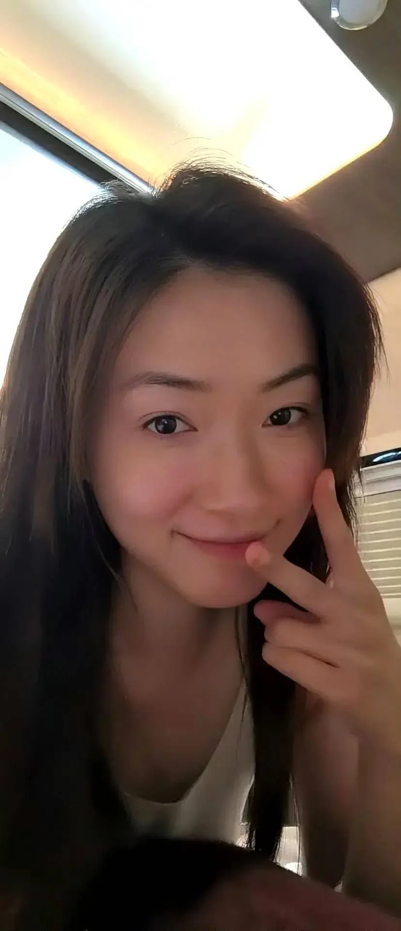 适合美女的不变规律：长发短发都好看！比如留长发的万茜！-1