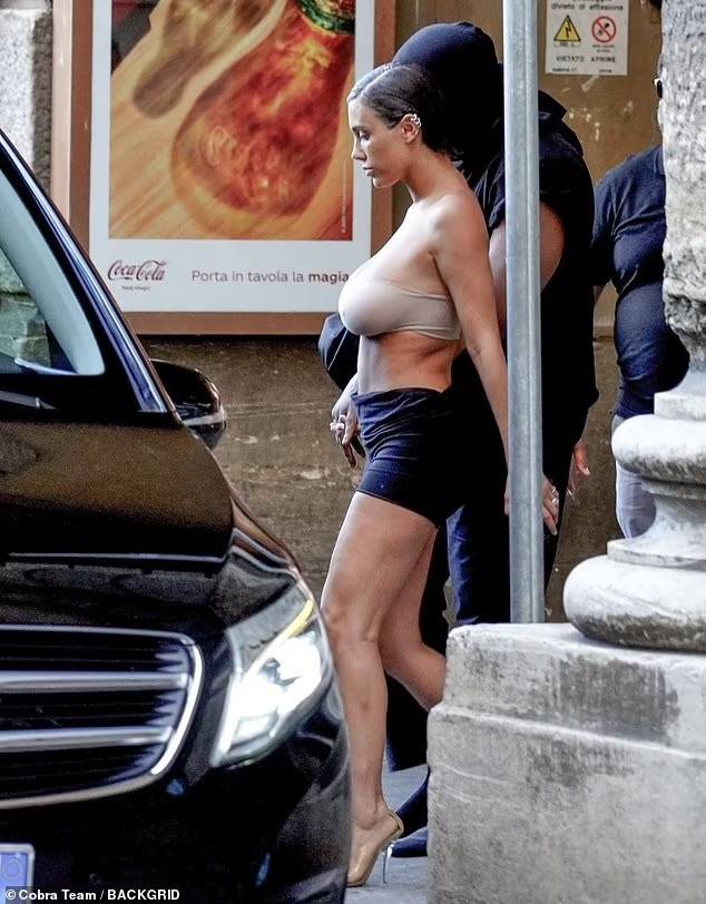 上个月侃爷ins更新，亮眼还是辣眼，各位看官说了算-1