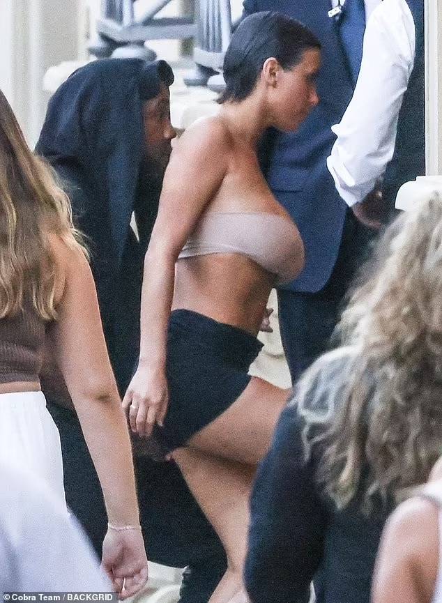 上个月侃爷ins更新，亮眼还是辣眼，各位看官说了算-1