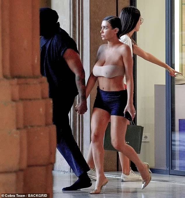 上个月侃爷ins更新，亮眼还是辣眼，各位看官说了算-1