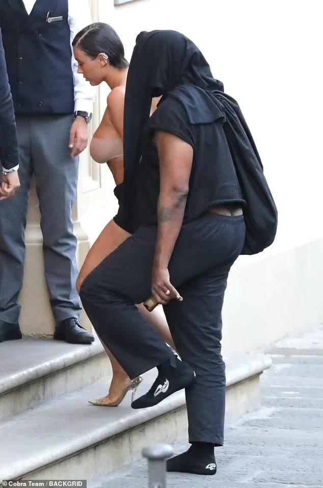 上个月侃爷ins更新，亮眼还是辣眼，各位看官说了算-1