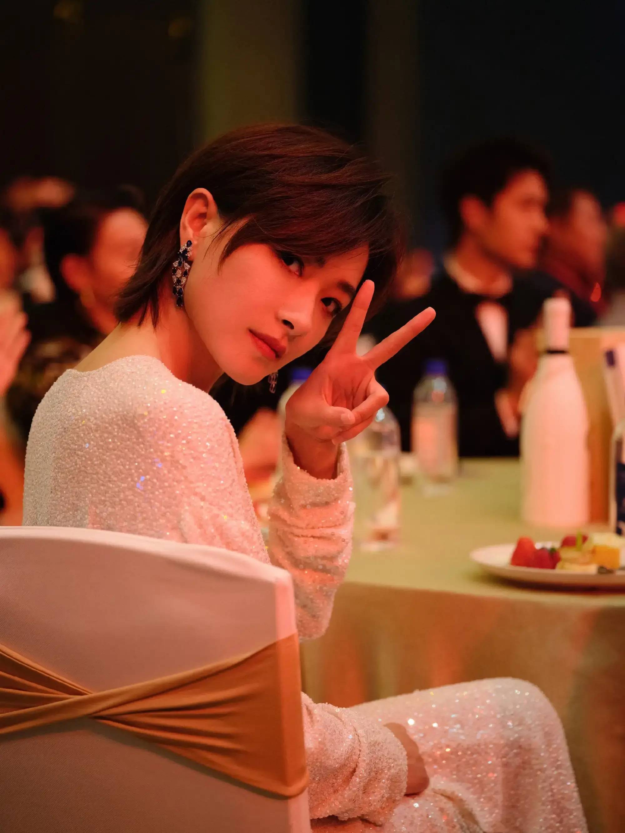 适合美女的不变规律：长发短发都好看！比如留长发的万茜！-1