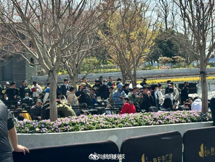 苹果直营店开业送东西？静安寺苹果店开业前大排长龙 - 万事屋 | 生活·动漫·娱乐综合社区-银魂同好聚集地