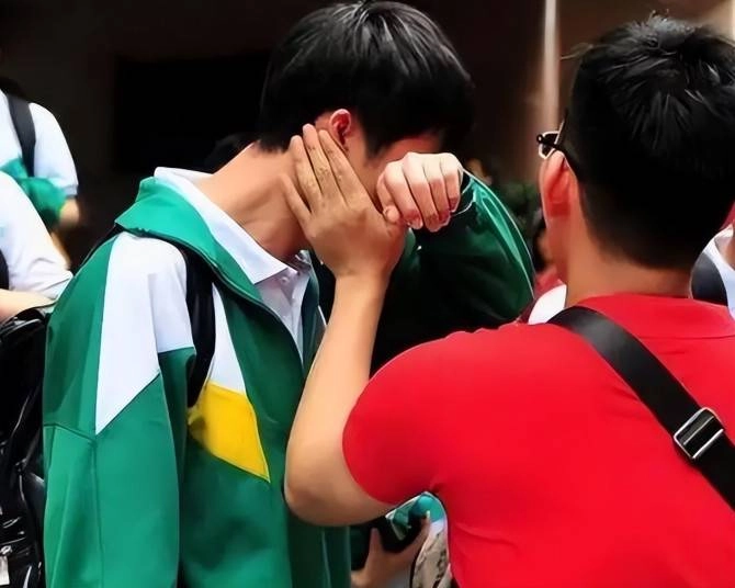 【转载】初三学生被要求签字“放弃中考”, 反应过来后大哭, 家长左右为难 - 万事屋 | 生活·动漫·娱乐综合社区-银魂同好聚集地