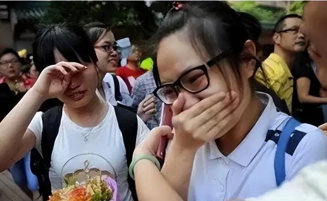 图片[8] - 【转载】初三学生被要求签字“放弃中考”, 反应过来后大哭, 家长左右为难 - 万事屋 | 生活·动漫·娱乐综合社区-银魂同好聚集地