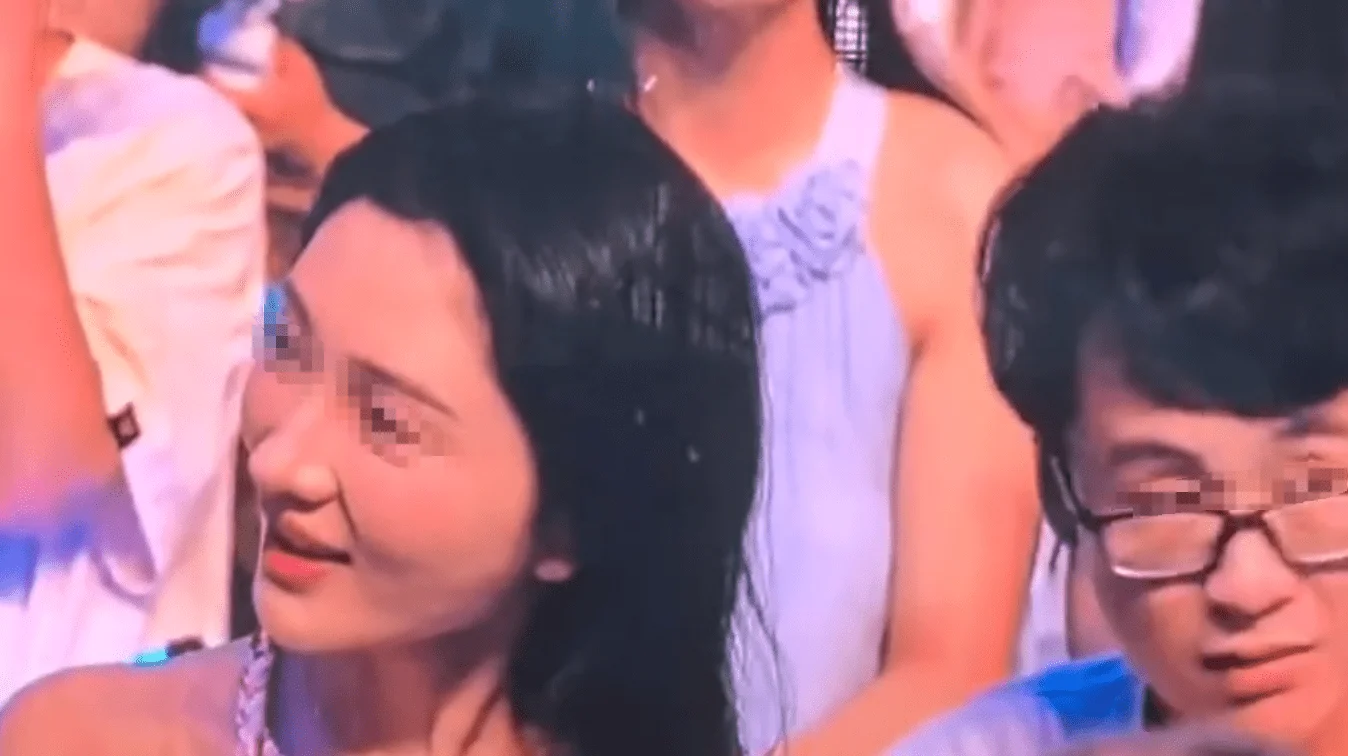 演唱会上对薛之谦撒谎的女网红“底裤”都快被扒光了-1 演唱会上对薛之谦撒谎的女网红“底裤”都快被扒光了-1