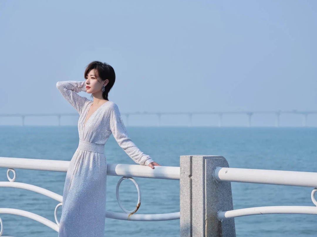 万茜用行动告诉大家，美女无论短发长发都是好看的！-1