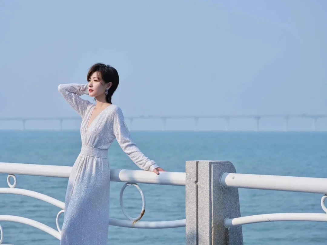 万茜用行动告诉大家，美女无论短发长发都是好看的！-1