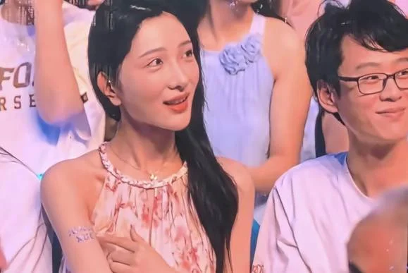 薛之谦演唱会惊险沸羊羊...-1