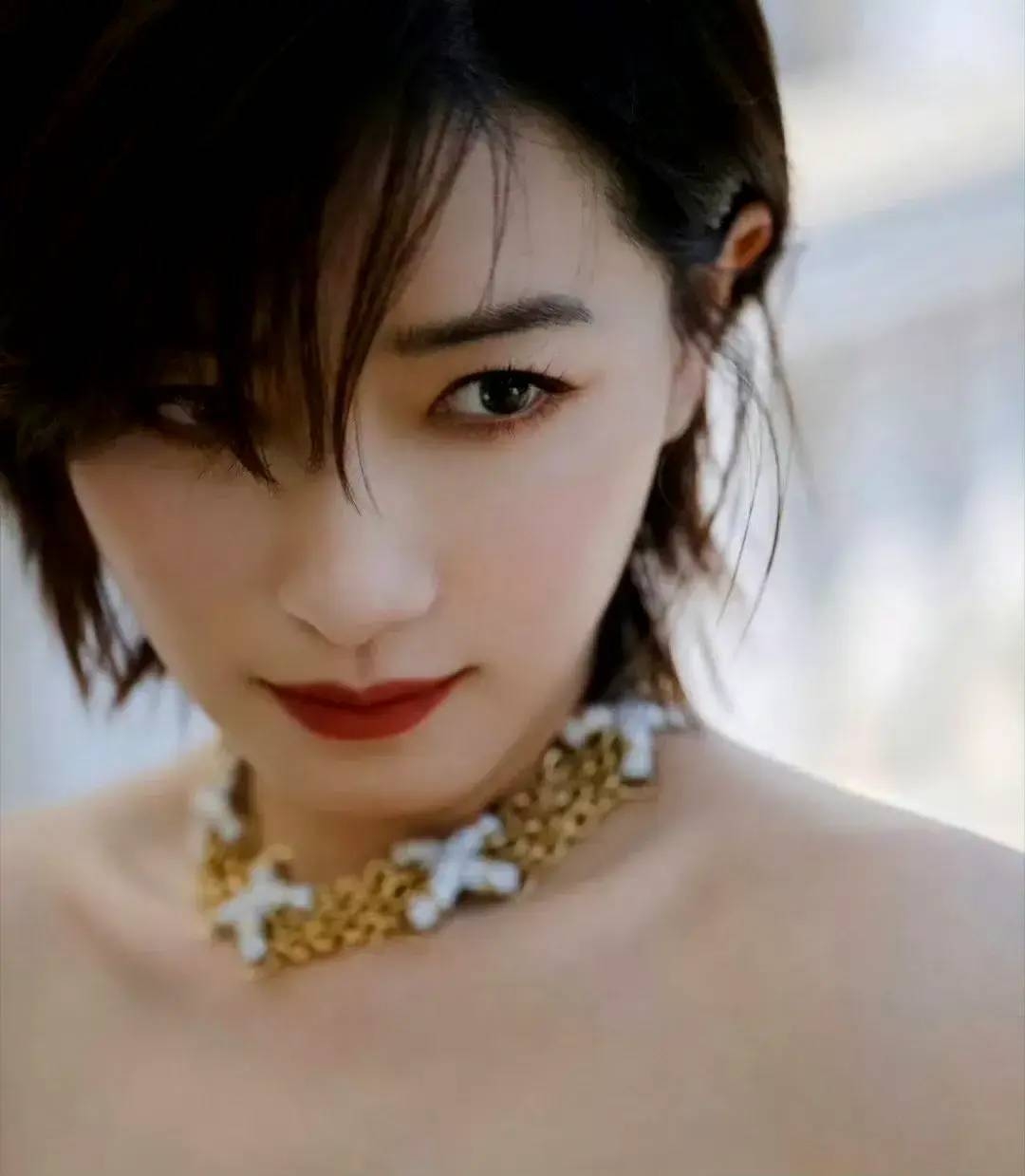 万茜用行动告诉大家，美女无论短发长发都是好看的！-1