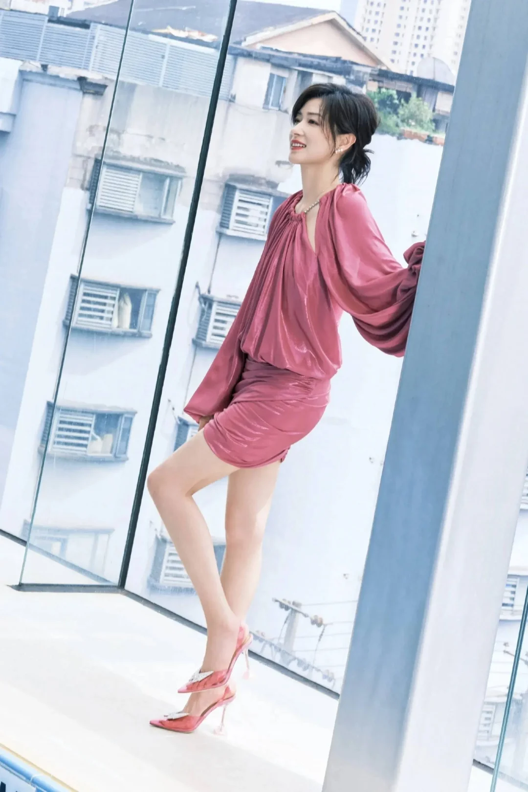 万茜用行动告诉大家，美女无论短发长发都是好看的！-1