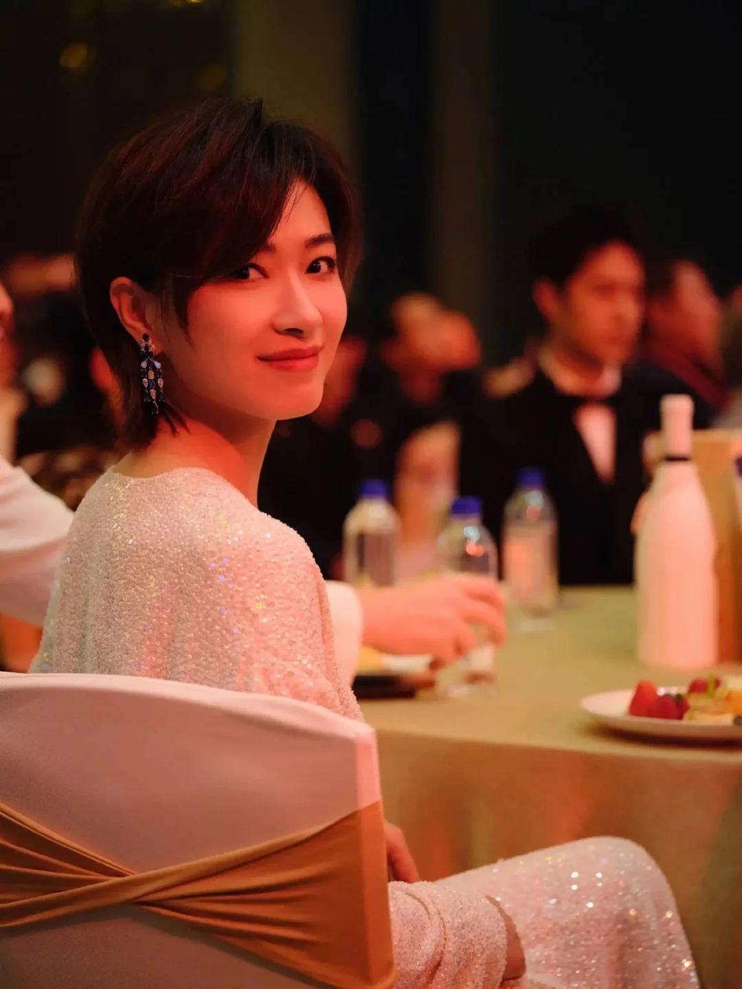 万茜用行动告诉大家，美女无论短发长发都是好看的！-1