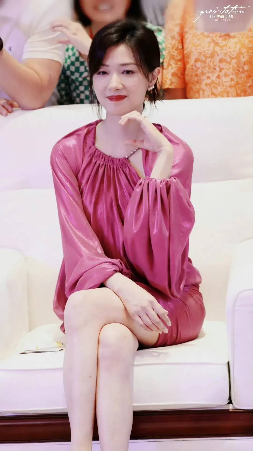 万茜用行动告诉大家，美女无论短发长发都是好看的！-1