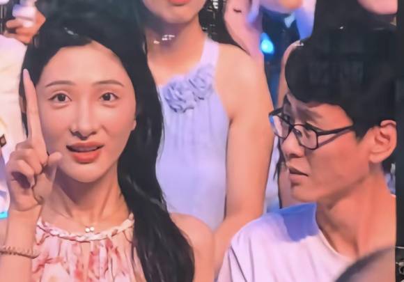 薛之谦演唱会惊险沸羊羊...-1