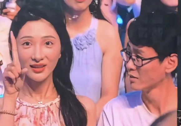 薛之谦演唱会惊险沸羊羊...-1