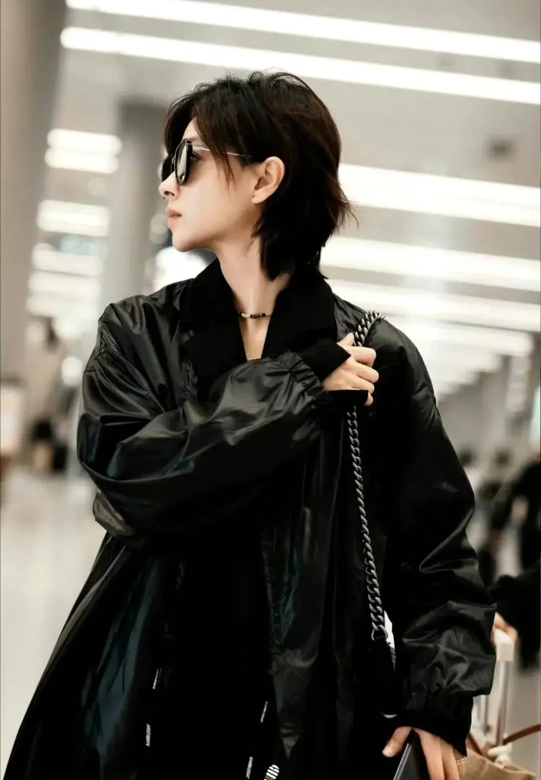 万茜用行动告诉大家，美女无论短发长发都是好看的！-1