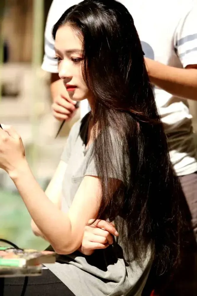 万茜用行动告诉大家，美女无论短发长发都是好看的！-1