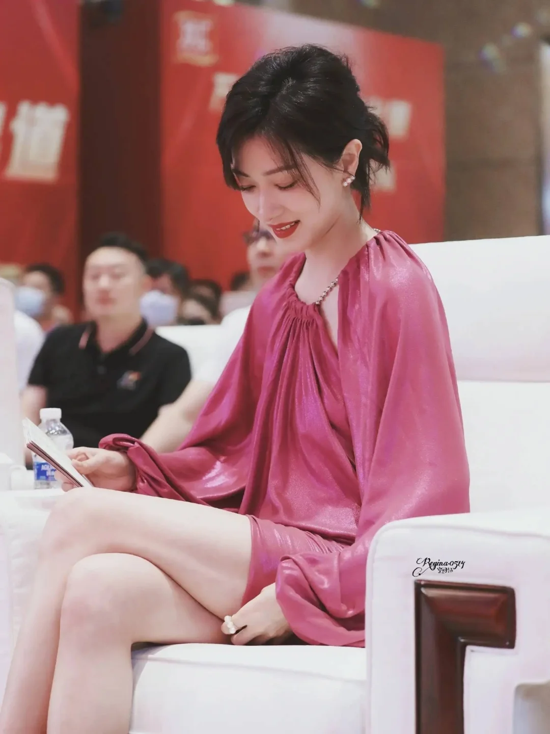 万茜用行动告诉大家，美女无论短发长发都是好看的！-1