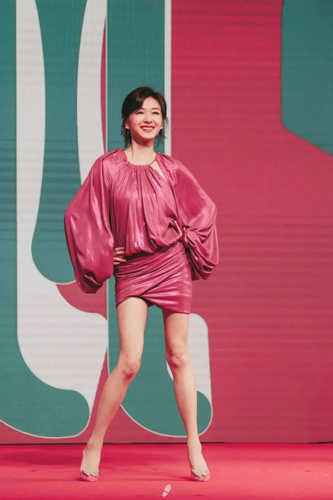 万茜用行动告诉大家，美女无论短发长发都是好看的！-1