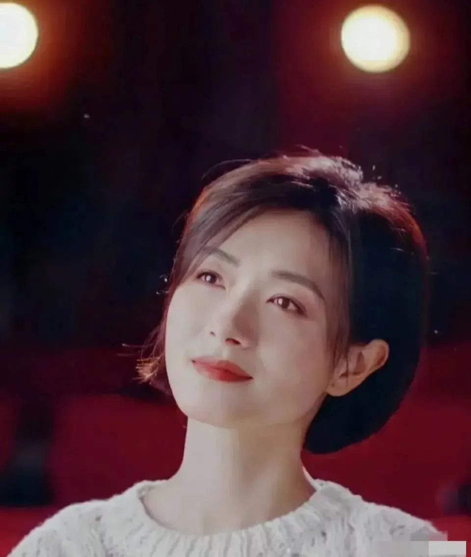 万茜用行动告诉大家，美女无论短发长发都是好看的！-1