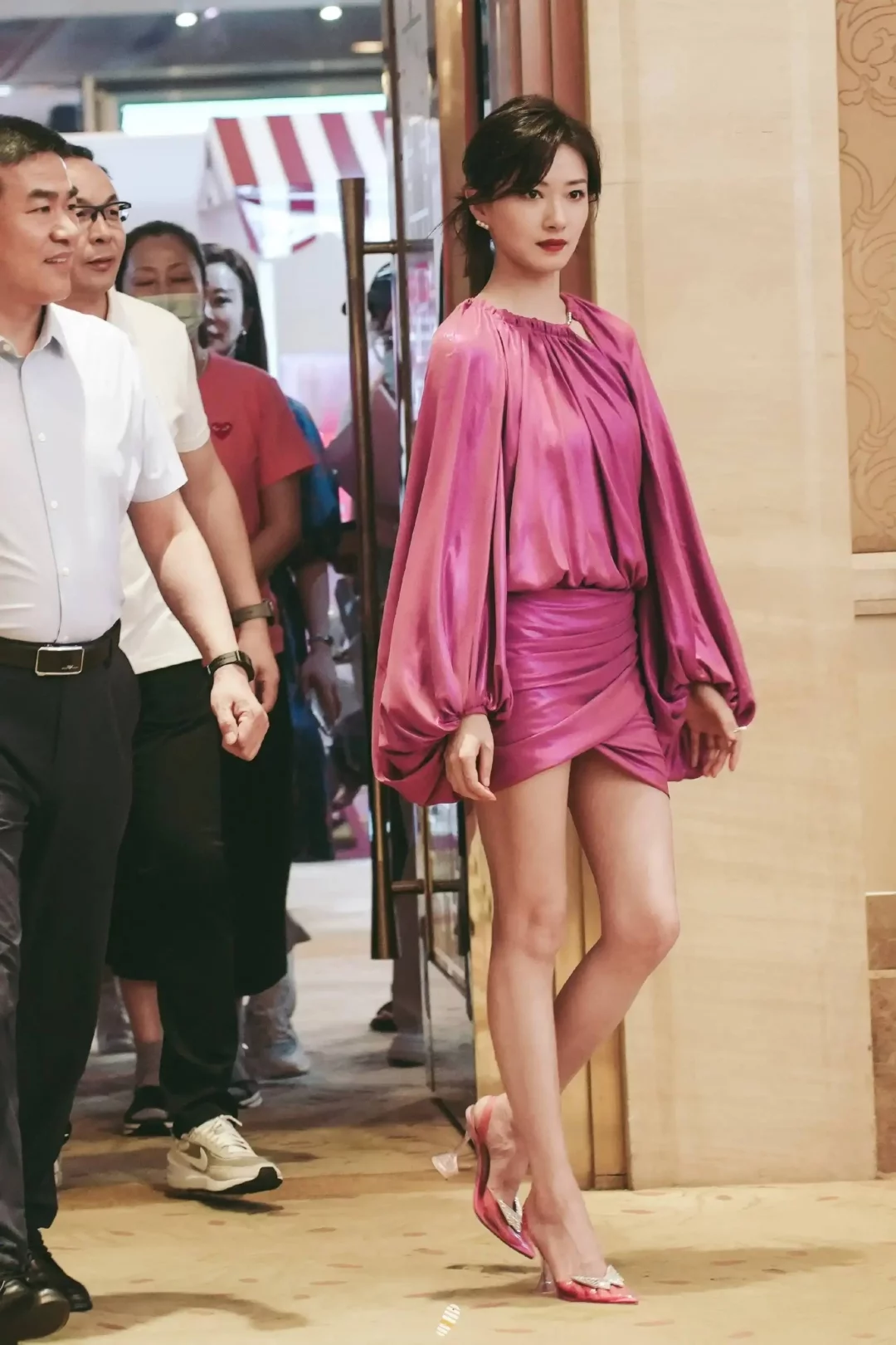 万茜用行动告诉大家，美女无论短发长发都是好看的！-1