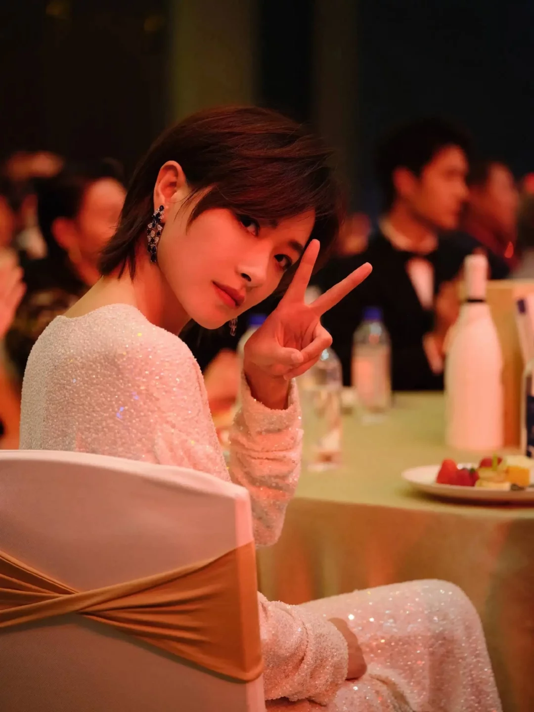 万茜用行动告诉大家，美女无论短发长发都是好看的！-1