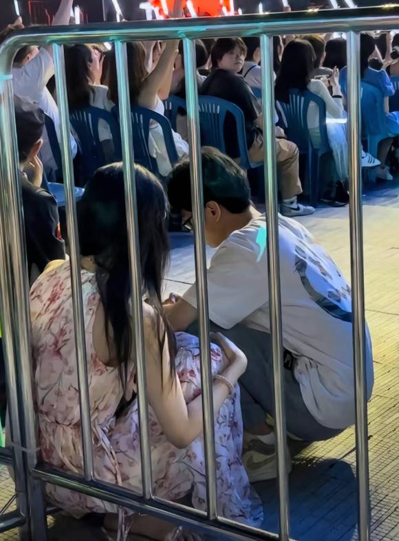 薛之谦演唱会惊险沸羊羊... - 万事屋 | 生活·动漫·娱乐综合社区-银魂同好聚集地