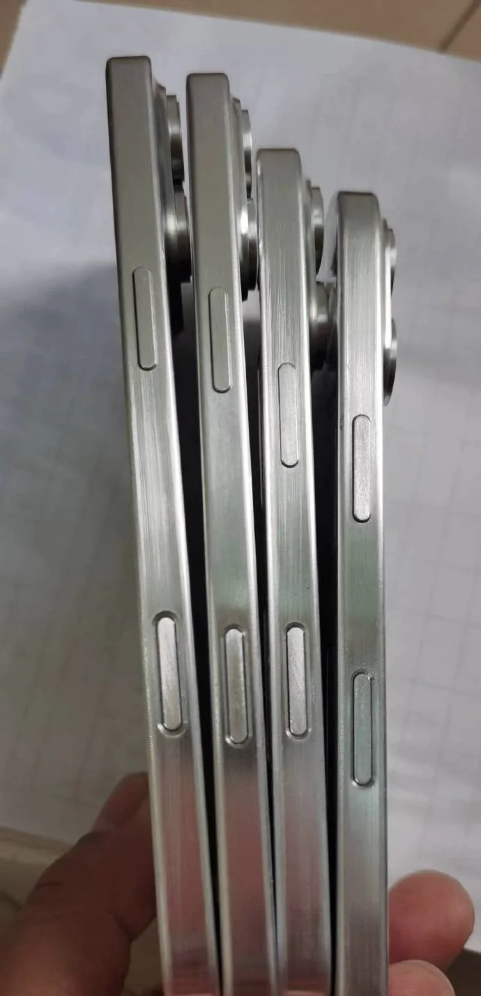 网传iPhone16全家福机模曝光,侧面新增拍照按钮-1 网传iPhone16全家福机模曝光,侧面新增拍照按钮-1