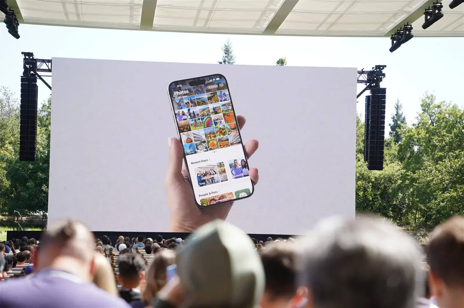 图片[19] - 苹果发布iOS 18 带来更多定制选项、改进照片管理、支持面对面支付 - 万事屋