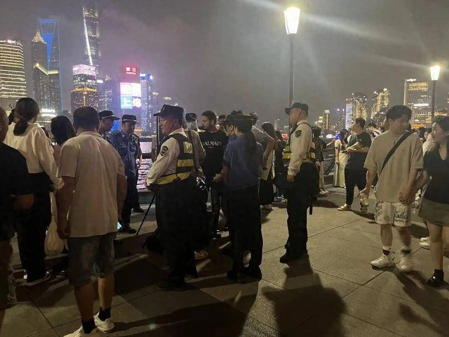 上海外滩观景位被“约拍”抢占，还赶走其他游客？官方出手！ - 万事屋 | 生活·动漫·娱乐综合社区-银魂同好聚集地