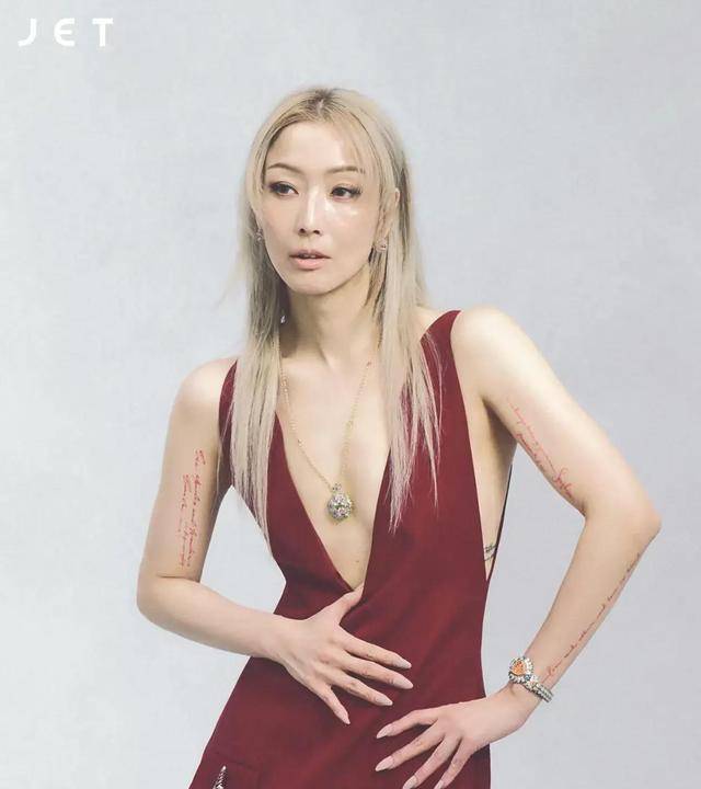 图片[6] - 52岁的郑秀文终于舍弃病态瘦，增肥后登杂志封面，被网友赞美多了 - 万事屋