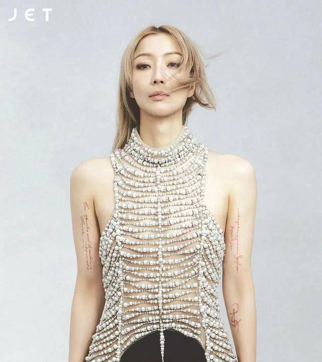 图片[2] - 52岁的郑秀文终于舍弃病态瘦，增肥后登杂志封面，被网友赞美多了 - 万事屋