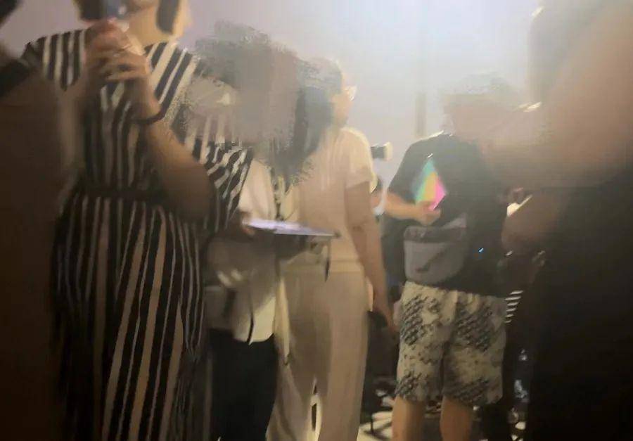 图片[2] - 上海外滩观景位被“约拍”抢占，还赶走其他游客？官方出手！ - 万事屋