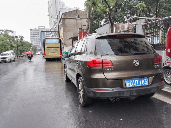 图片[2] - “鲁D”怎么变“沪D”？一外牌车辆为在限行时段进入市区悬挂假车牌 - 万事屋