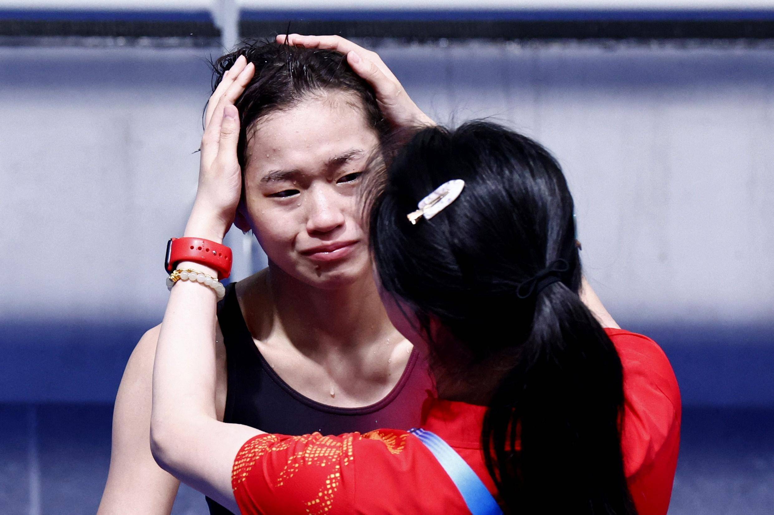 图片[2] - 背后辛苦谁人晓？全红婵卫冕后埋在教练陈若琳怀里大哭 - 万事屋