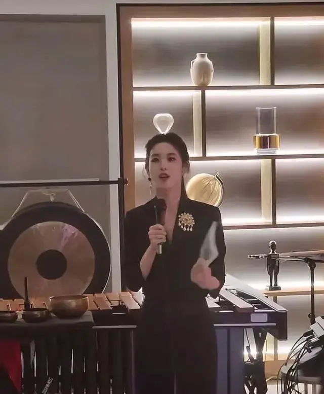 章泽天戴了个奇怪的胸针出席清华校友艺术展 - 生活银魂 - 大众生活 - 万事屋 | 生活·动漫·娱乐综合社区-银魂同好聚集地