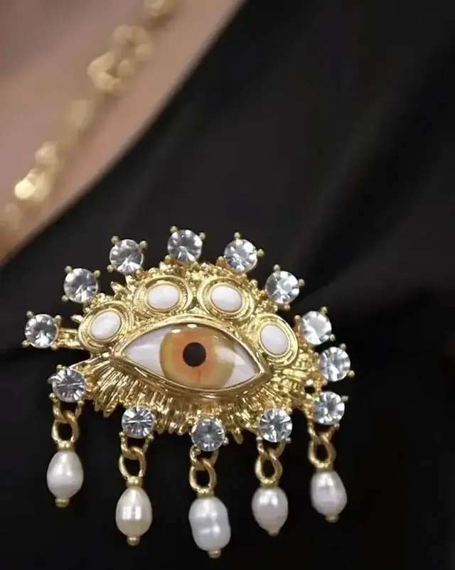 章泽天戴了个奇怪的胸针出席清华校友艺术展 - 万事屋 | 生活·动漫·娱乐综合社区-银魂同好聚集地