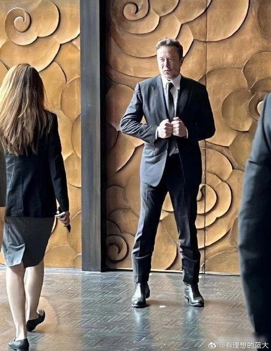 有人吐槽马斯克不烫西装不注重形象，这就是没事找事了