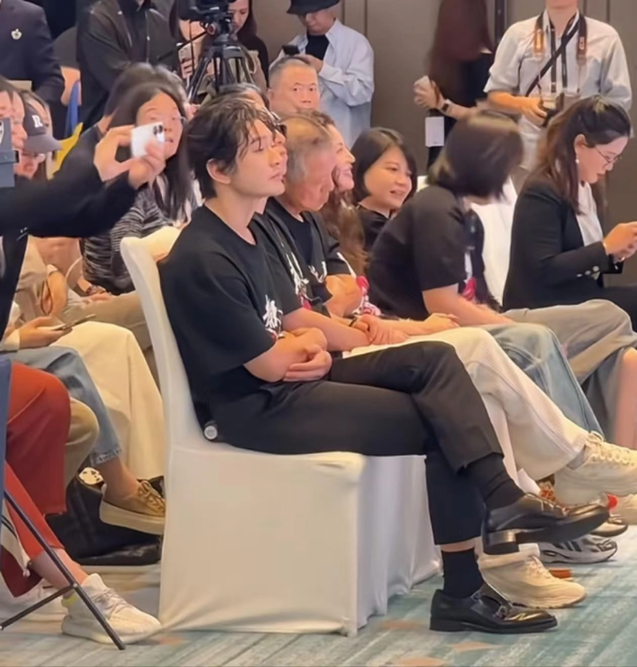 黄晓明为舆论影响向观众鞠躬道歉20秒,网友质疑:拇指读秒不真诚