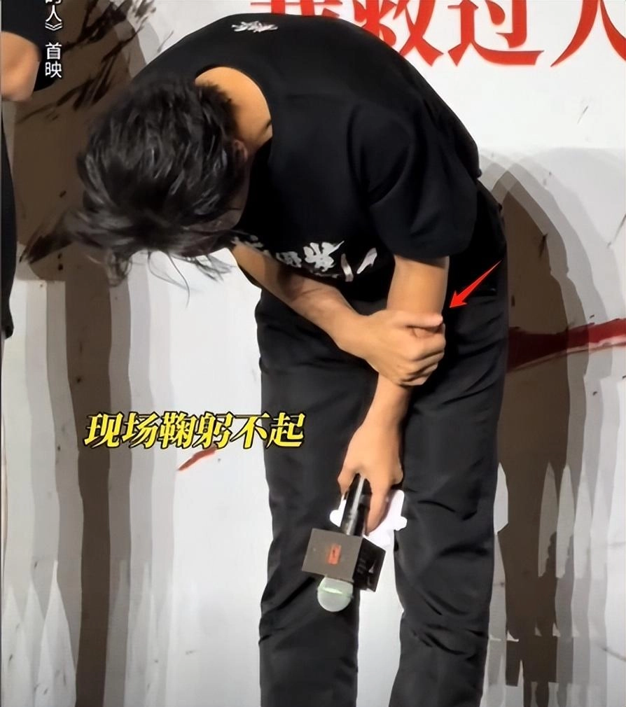 黄晓明为舆论影响向观众鞠躬道歉20秒,网友质疑:拇指读秒不真诚
