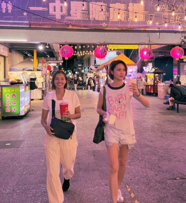 前港姐冠军沦落街头卖唱11度低温穿着单薄,中文不佳花3小时翻译