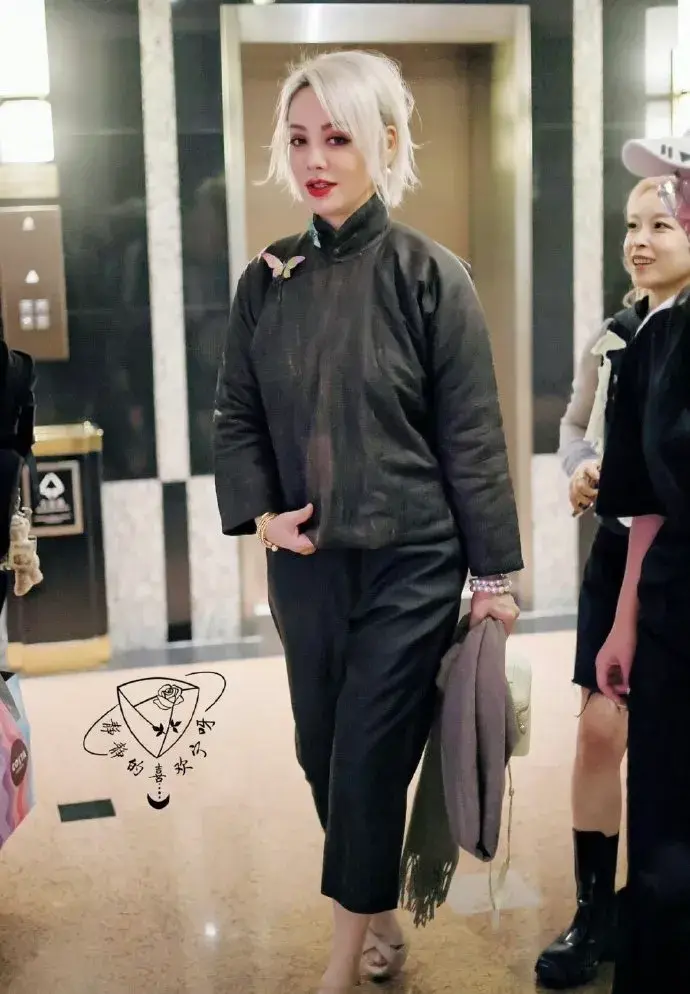 宁静是得罪服装设计师还是化妆师了？高级定制的香云纱穿出了负效果