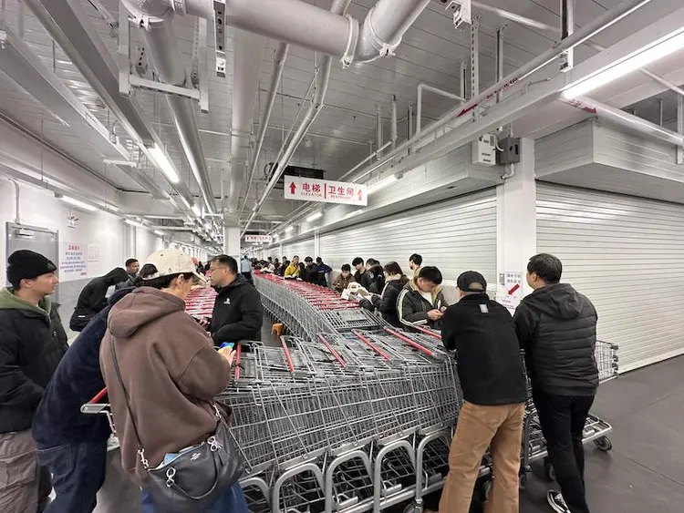 苏州Costco顾客排队20小时抢购苹果手机,便宜1700元!