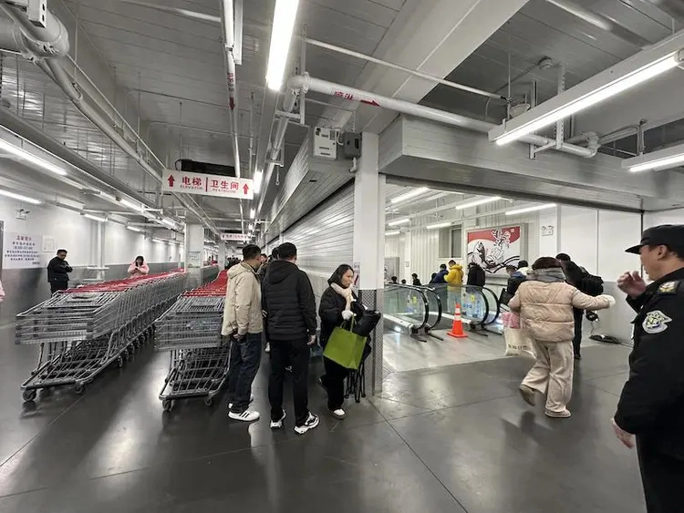 苏州Costco顾客排队20小时抢购苹果手机,便宜1700元!